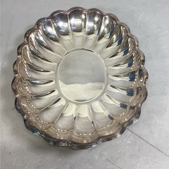 Reed & Barton #110 Holiday 15x11x2 Inch Scalloped Silver Plated Dish - Picture 1 of 7